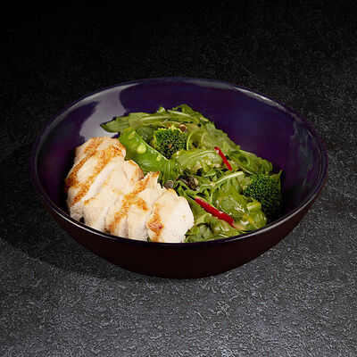 Зеленый салат с авокадо и курицей в Frank by Баста по цене 740 ₽