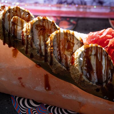 Темпура ролл с лососем в Geisha Superman по цене 940 ₽