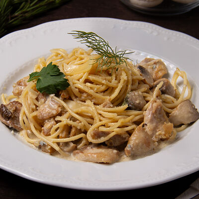 Спагетти в сырном соусе с цыпленком и грибами в La Maison гастробутик по цене 740 ₽