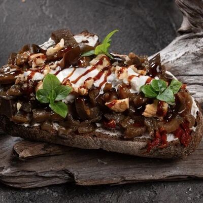 Брускетта Печеный баклажан со страчателлой и грецким орехом в Пламя и Вино по цене 790 ₽