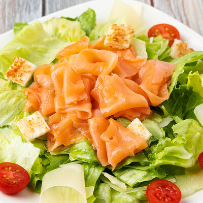 Салат Цезарь с лососем в Кофейня на Остоженке по цене 1080 ₽