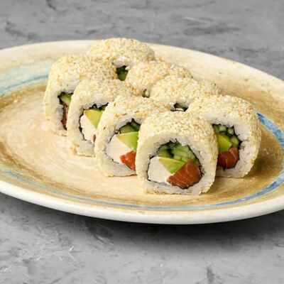 Ролл с лососем и авокадо в кунжуте в Terra по цене 21 р.