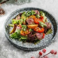 Салат с ростбифом и клюквенным дрессиногом в Feromon