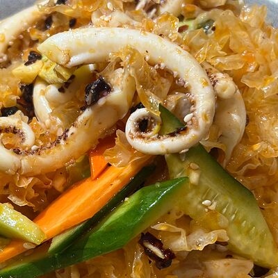 Салат Серебряные ушки с щупальцами кальмара в Эверест по цене 1160 ₽