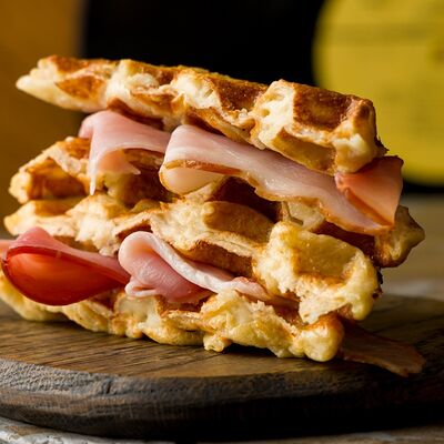 Вафли с беконом черного кабана и кайенским красным перцем в BEATS BREW по цене 800 ₽