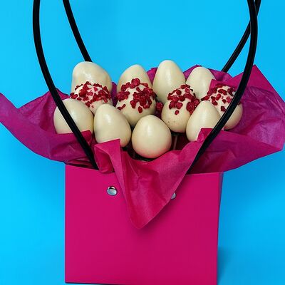 Клубника в белом бельгийском шоколаде в розовой корзинке в Клубника в шоколаде по цене 5840 ₽