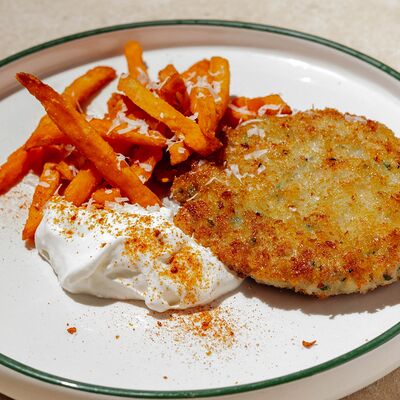 Шримп кейк, батат фри и мацонив Хачапури выпечка и вино по цене 710 ₽