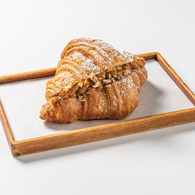 Круассан с вареной сгущенкой и грецким орехом в Миндаль по цене 384 ₽