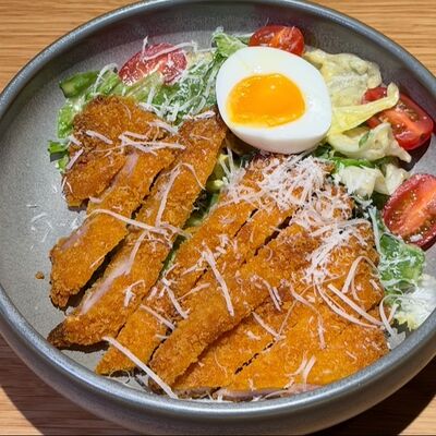 Шницель из цыплёнка с салатом цезарь в Городское кафе N31 по цене 361 ₽