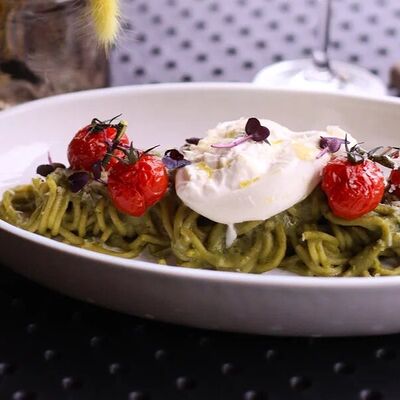 Зеленая паста с вялеными томатами черри и сыром буррата в Vivezza по цене 990 ₽