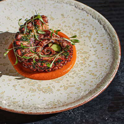 Осьминог, ромеско и соус чимичурри в Гвидон по цене 2300 ₽