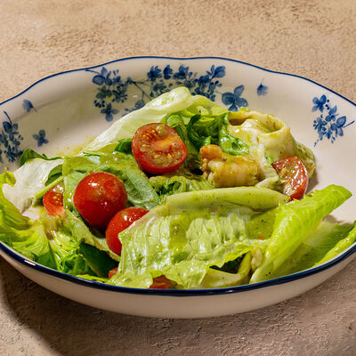 Салат с креветками и кальмаром в соусе песто в Cafe Sisi по цене 870 ₽