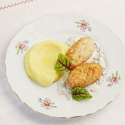 Щучьи котлеты с картофельным пюре и грибным соусом в Трактиръ Кадриль по цене 726 ₽