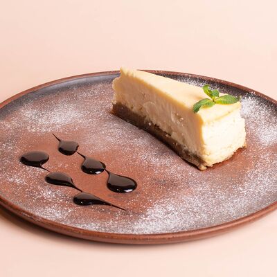 Чизкейк с черничным джемом в Tbls по цене 315 ₽