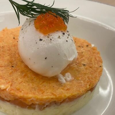 Мимоза с копчёной форелью и яйцом пашот в Острова по цене 680 ₽