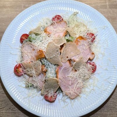 Цезарь с курицей в Жуир по цене 560 ₽