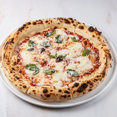 Пицца Маргарита в Brasserie Lambic по цене 990 ₽