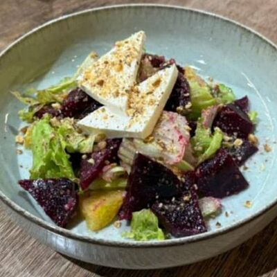 Салат со свеклой и сыром в Высоко Высоко по цене 430 ₽