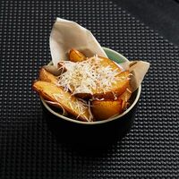 Картошка по-деревенски с пармезаном в Mojo Bar