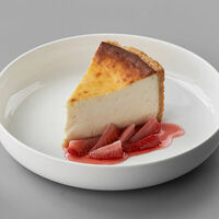 Баскский чизкейк с томленой клубникой в Mojo