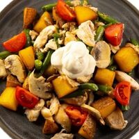 Теплый Салат с курицей картофелем и грибами в Il SUSh-ka