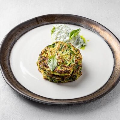 Оладьи из цукини с дзадзики в Горыныч по цене 630 ₽