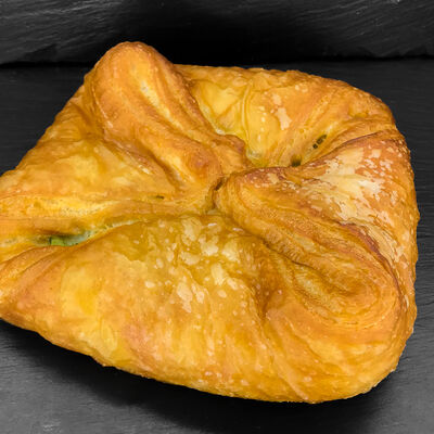 Турновер со шпинатом, беконом и запеченным сыром в Пекарня Буханка по цене 95 ₽