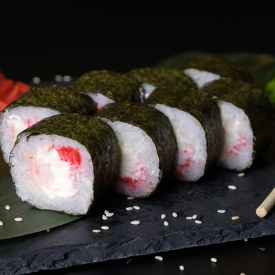 Футомаки креветка с сыром в Caviar Rolls по цене 585 ₽