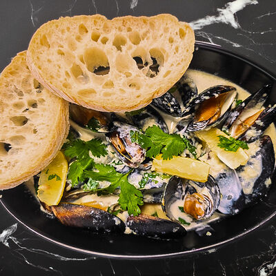 Экстра-мидии в сливочном соусе блю чиз в Вкусноморье по цене 890 ₽