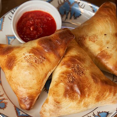 Самса с курицей и сыром халяль в Беш манты по цене 179 ₽