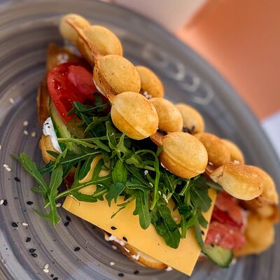 Гонконгская вафля с лососем в Wow Tortik по цене 660 ₽