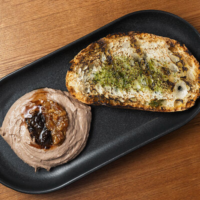 Паштет из печени индейки с джемом из бекона с черносливом в Горячо по цене 640 ₽