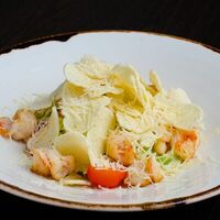 Салат Цезарь с тигровыми креветками в Bezhitsa