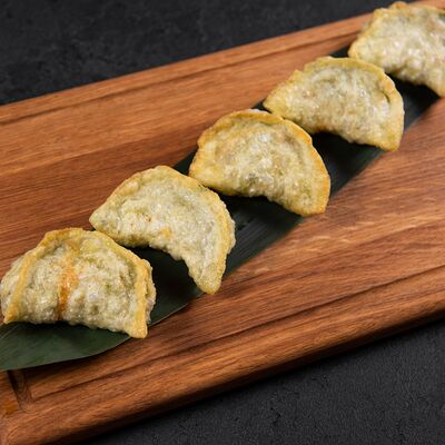 Жареные пельмени с креветочным фаршем, джусаем и яйцом в Soju по цене 575 ₽