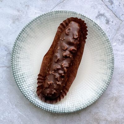 Пирожное Эклер Сникерс в Let it be по цене 9 р.