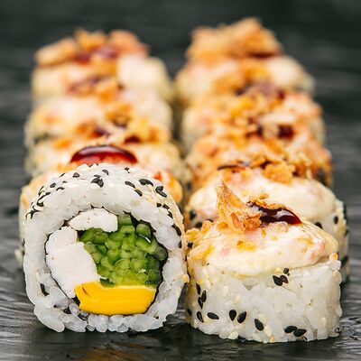 Ролл с копчёной курицей, перечным соусом и луком фри в Чоза по цене 449 ₽