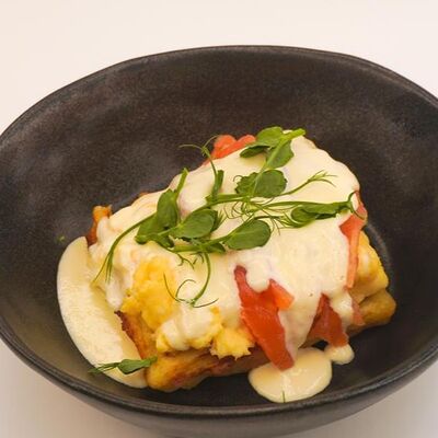 Картофельная вафля с лососем и сливочным мусом в Blanche по цене 835 ₽