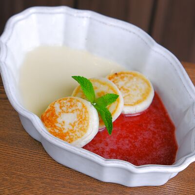 Сырники с ванильным соусом и клубничным компоте в Red Cup iMall по цене 460 ₽