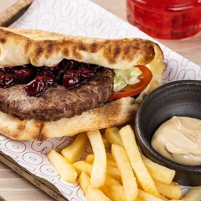 Бургер с котлетой и вишневым соусом, фри в Mostra по цене 690 ₽