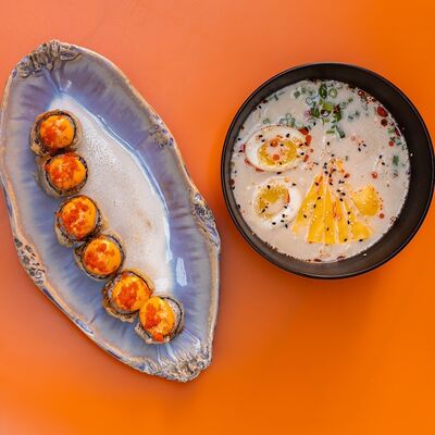 Сырный рамен и Ролл Хакигай в Эбби Noodles & Sushi Bar по цене 1040 ₽