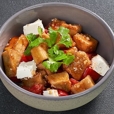 Салат с хрустящими баклажанами, бакинскими томатами и свит чили в Lafa Lounge по цене 560 ₽