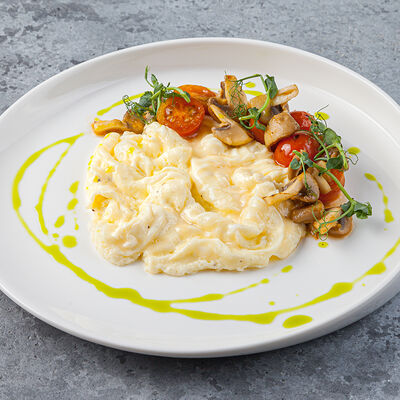 Скрэмбл с томатами, сыром и шампиньонами в Terra&Mare по цене 390 ₽