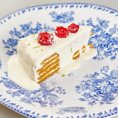 Медовик с кремом маскарпоне и малиной в Crevette по цене 690 ₽