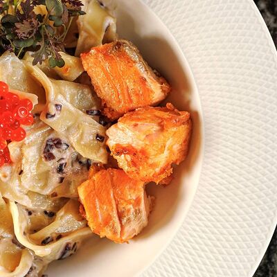 Фетучини с лососем в сливочном соусе и красной икрой в Молодость по цене 620 ₽