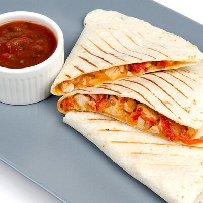 Кесадилья куриная в Hollywood Burger по цене 400 ₽