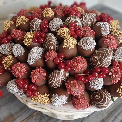 Клубника в шоколаде в корзине в Buketonline - Съедобные букеты и клубника в шоколаде по цене 17600 ₽