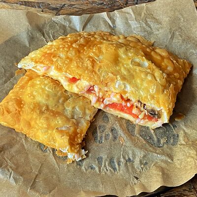 Чебурек-пиццав Чебуречная у Мартина по цене 290 ₽