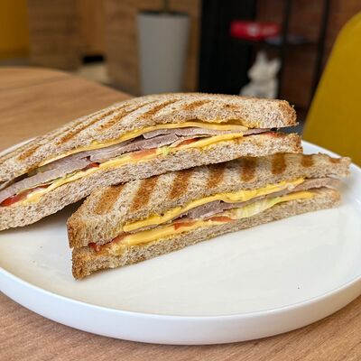 Сэндвич с буженинойв Coffeelike по цене 290 ₽