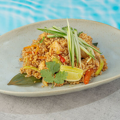 Жареный рис с курицей и креветкой в Nemo по цене 630 ₽