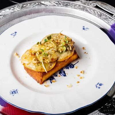 Бутер с грушей, горгонзолой и мёдом в Цех по цене 280 ₽